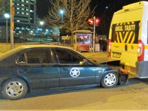 Okul Servisiyle Otomobilin Çarpıştığı Kazada 1 Kişi Yaralandı