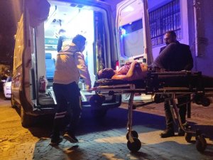Annesini Rahatsız Eden Adamı İki Yerinden Bıçakladı