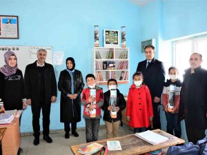 Tuşba Belediyesinden Okullara Kitaplık Ve Kitap Desteği