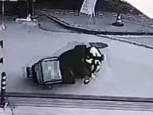 Bursa’da Seyir Halindeki Motokurye Dengesini Kaybederek Düştü