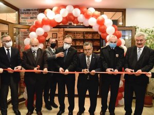 Sıfır Atık Ve Geri Dönüşüm Temasından Esinlenerek Oluşturulan ‘Kitap Kafe’ Hizmete Açıldı