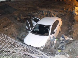 Kontrolden Çıkan Otomobil Kütük Dolu Alana Uçtu: 1 Yaralı