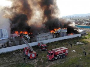 Geri Dönüşüm Fabrikasında Çıkan Yangın Havadan Görüntülendi
