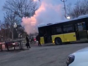 Pendik’te İ̇ett Otobüsünde Yangın Paniği: Yolcular Tahliye Edildi