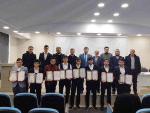 Hafızlık Eğitimini Tamamlayan 13 Öğrenciye Belgeleri Törenle Verildi