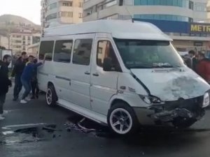 Polis Motosikleti İle Dolmuş Minibüsün Çarpışma Anı Kamerada
