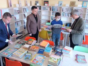Rektör Prof. Dr. Kazım Uysal, İ̇nköy Ortaokulu’na Kitap Bağışladı