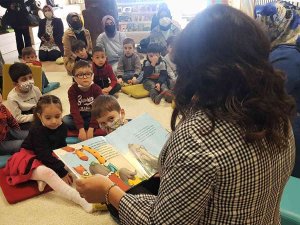 Vali Eşi, Türkiye’nin İlk Bebek Kütüphanesinde Çocuklar İçin Masal Okudu