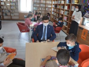 Kaymakam Güzel, Öğrencilerle Kitap Okudu