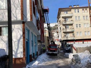 Tehlike Oluşturan Buz Sarkıntılarını İtfaiye Ekipleri Temizledi