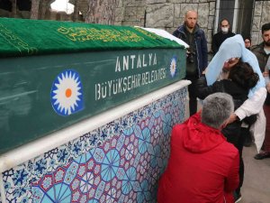 Küçük Mahra’ya Anne, Baba Ve Kardeşinden Gözyaşları Arasında Son Dokunuş