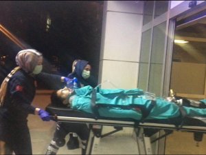 Sürat Motoru Önce Ticari Araç İle Çarpıştı, Sonra Bariyerlere Girdi: 1’i Ağır, 2 Yaralı