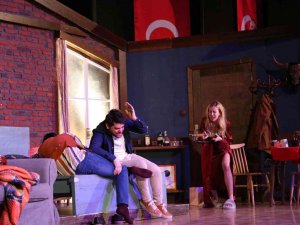 Vatandaşlardan "Baş Belası" Tiyatro Oyununa Yoğun İlgi