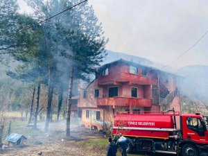 Yenice’de Çatı Yangını Büyümeden Söndürüldü