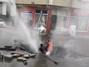 Bayrampaşa’da İ̇ski̇’nin Çalışması Sırasında Su Borusu Patladı