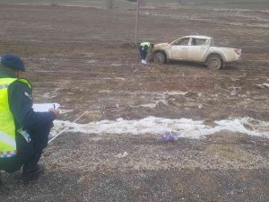 Lastiği Patlayan Pikap Takla Atıp Tarlaya Uçtu: 2 Yaralı