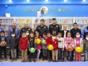 Hakkari Polisinden Kütüphaneye Kitap Desteği
