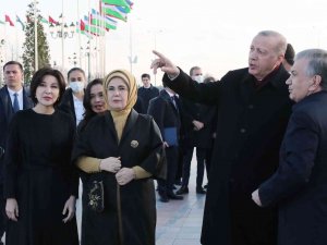 Cumhurbaşkanı Erdoğan, Özbekistan’da Bağımsızlık Anıtı’na Çelenk Bıraktı
