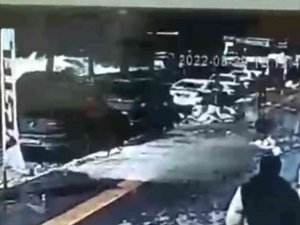 Tonlarca Ağırlıktaki Karın Araçların Üzerine Düşme Anı Kamerada