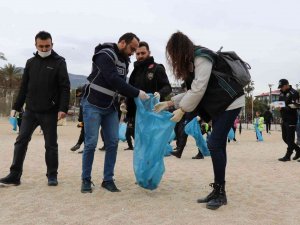 Öğrenci Ve Polisler Sahili Temizledi