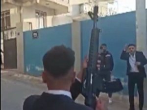 Balkondaki Çocuklara Aldırış Etmeden Ateş Açan Magandalar Yakalandı