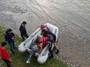 Batman Çayında Mahsur Kalan 2 Kişi Boğulmaktan Son Anda Kurtarıldı