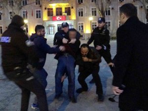 Üzerine Benzin Dökerek Kendini Yakmak İsteyen Vatandaşa Polis Müdahale Etti