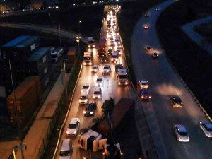Beylikdüzü’nde Kağıt Yüklü Tır Devrildi: 1 Yaralı