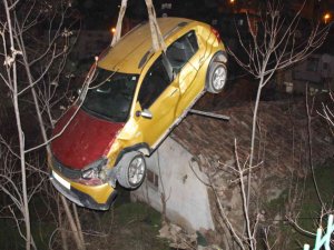 Amasya’da Otomobil Evin Çatısına Düştü, Vatandaş Ev Çöktü Sandı