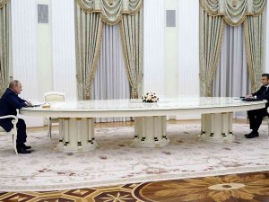 Macron Ve Putin Telefonda Görüştü