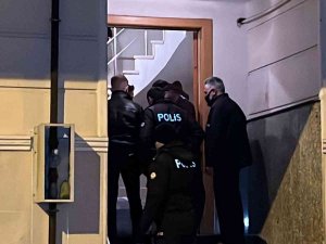 Bağcılar Dehşet: Sokak Ortasında Bir Kişiyi Öldüren Şahıs, Evinde Eşini Öldürdükten Sonra İntihar Etti