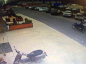 Beylikdüzü’nde Motosikletli Saldırganlar Bir İş Yerine Silahla Ateş Ederek Kaçtı, O Anlar Kameralara Anbean Yansıdı