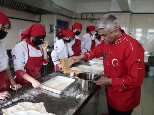 Geleceğin Kadın Baklava Ustaları Yetişiyor