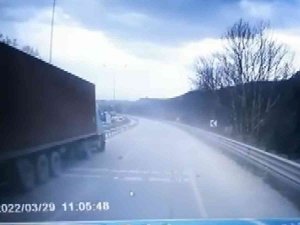 Bursa’da Karayolunda Tırın Kaza Anları Kamerada