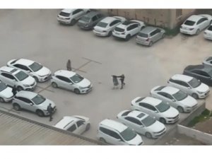 Kadını Tekme Ve Yumrukla Dövdü