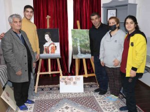 Çizimle Başladı, Sergi Açmak İçin Gün Sayıyor