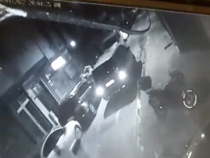 İ̇stanbul’da Tekme Ve Yumruklu Kavga Kamerada: Önce Darp Etti Sonra Montunu Çaldı