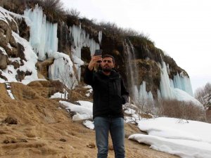 Baharda Şelalede Oluşan Buz Sarkıtları, Turkuaza Çalan Rengiyle Büyüledi