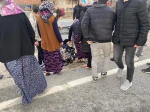 Kontrolden Çıkan Otomobil Bariyerlere Çarptı: 2 Yaralı