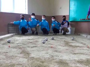 Soba Üzerinde Topları Isıtıp Dağ Köyünde Bocce Oynuyorlar