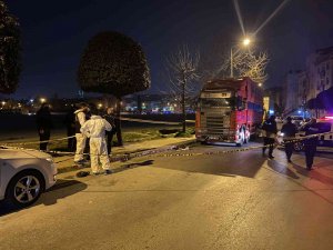 30.03.2022 Tarihinde Saat 03:14’te Servis Edilen "Bağcılar’da Dehşet: Sokak Ortasında Komşusunu Öldüren Şahıs, Evinde Eşini De Öldürdükten Sonra İntihar Etti" Haberinde Yer Alan Bazı Fotoğraflar, Sehven Yanlış Serv