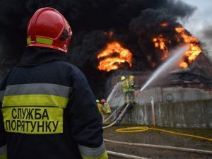 Rivne’de Vurulan Yakıt Deposundaki Yangın 3 Gündür Söndürülemiyor