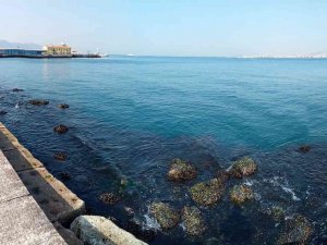 İ̇zmir Körfezi’nde Su Seviyesi 80 Santimetre Düştü, Deniz Ulaşımı Aksadı