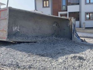 Tırın Kasası Devrildi, Tüm Harç Yola Saçıldı