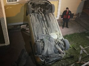 Freni Boşalan Otomobil Apartmanın Bahçesine Düştü