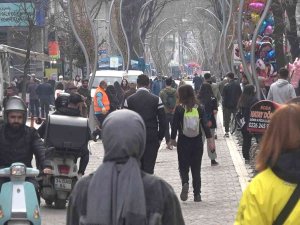 Sıcak Havayı Fırsat Bilen Yalovalılar Soluğu Sokakta Aldı