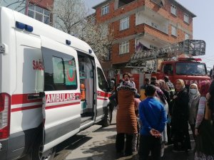 Çatı Katında Çıkan Yangın Sebebiyle Panik Olan 2 Kadın Fenalaştı