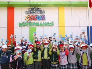 Çocuk Kitabı Yazarı Mert Arık, “Beni Zürafam Uçabilir” Adlı Eserini Çocuklara Anlattı