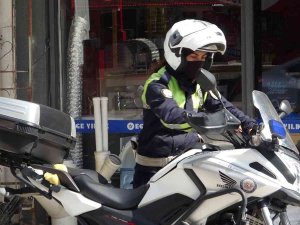 Dur İhtarına Uymayan Sürücü, Kadın Polisi 100 Metre Kaputun Üstünde Sürükledi