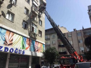 Zeytinburnu’nda Yangın Paniği: 1’i Çocuk 2 Kişi Kurtarıldı